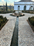 Canal de agua ornamental integrado en el jardín