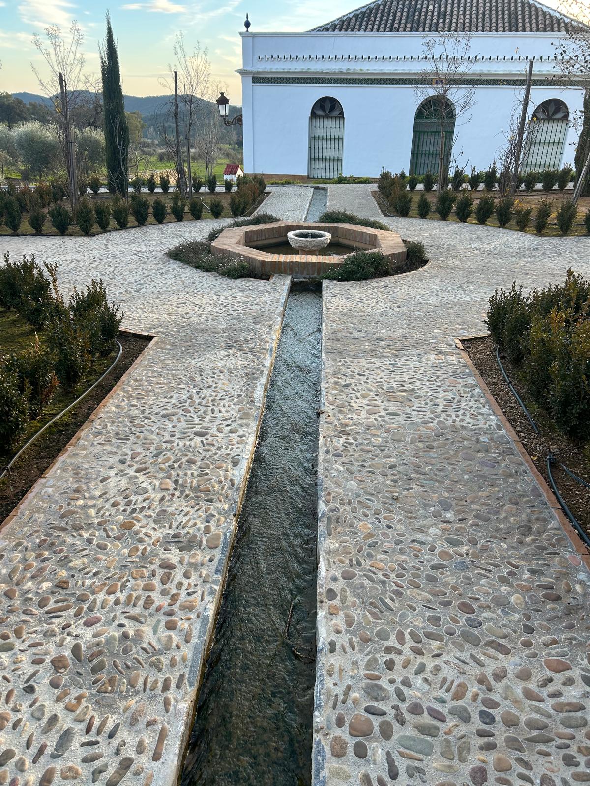 Canal de agua ornamental integrado en el jardín