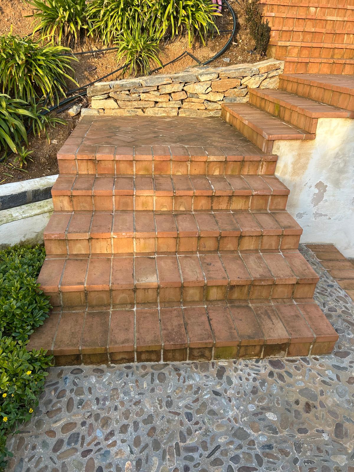 Escalinata exterior de obra integrada en el jardín