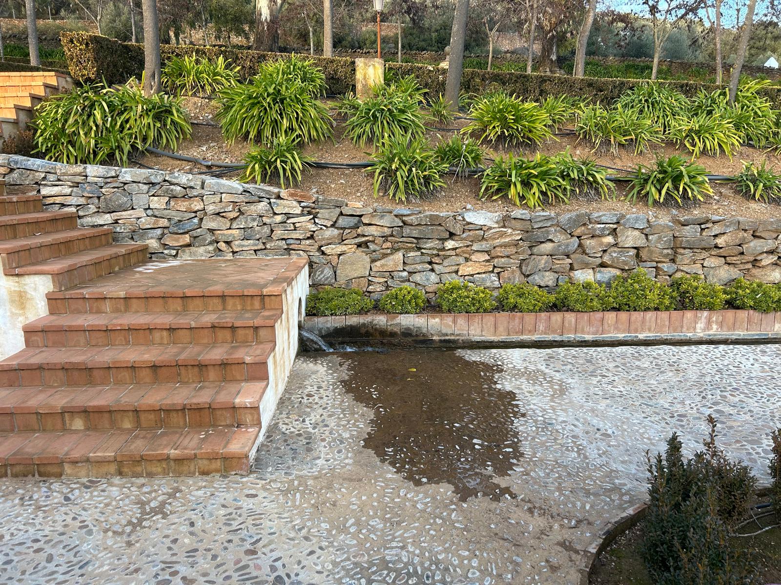 Escalinata exterior de obra integrada en el jardín